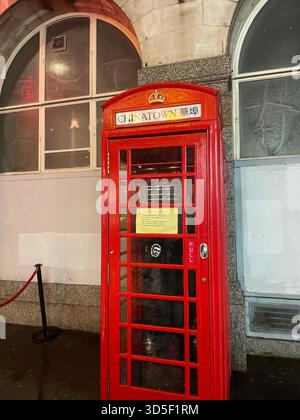 Traditionelle rote britische Telefonbox auf einer Londoner Straße, Symbol der britischen Kultur und des britischen Erbes. Stockfoto