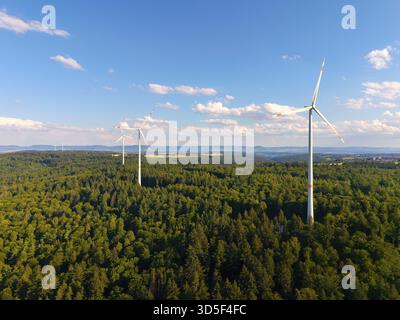 Drei Windräder stehen in einer grünen Waldlandschaft unter klarem Himmel bei Schorndorf, Rems-Murr-Kreis, Baden-Württemberg Stockfoto