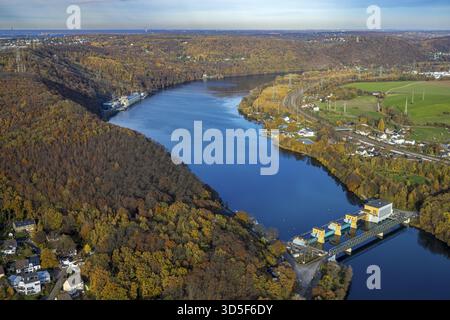 Luftaufnahme, Wasserkraftwerk Hengstey und Brücke Hengsteysee Ost, RWE Koepchenwerk, Herbstbäume, rechts Salitos Beach Hengsteysee, Boele, H Stockfoto
