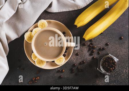 Alternative kalter Bananenkaffee in einer Tasse auf dem Tisch Stockfoto