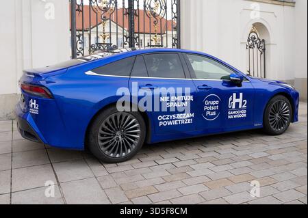 Blauer, wasserstoffbetriebener Toyota Mirai Personenwagen der Grupa Polsat Plus parkte auf einem Bürgersteig in der Altstadt. Stockfoto