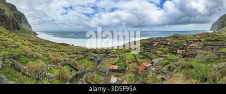 Achadas da Cruz, Madeira, Portugal. Das kleine Küstendorf mit der steilsten Seilbahn Europas. Drohnenansicht aus der Luft, Achadas da Cruz, Portugal Stockfoto