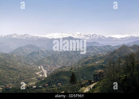 Berglandschaft der Schwarzmeerregion der Türkei Karadeniz in der Nähe der Stadt Rize im Frühjahr Stockfoto