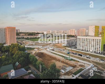 Wohngebiet der Stadt im Sommer, Hochhäuser, Straßen und eine Gründungsgrube für den Neubau Stockfoto