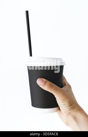 Vertikale Fotoisolierung Hand mit schwarzem Glas und heißem Getränk auf weißem Hintergrund Stockfoto