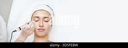Permanent Make-up. Das Schönheitsbad. Beauty Young Woman. Augentätowierung. Lidstrich-Mikropigmentierung. Professionelles Microblading für das Gesicht. Weibliche Kosmetologie Stockfoto