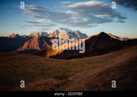 Die herrliche Morgensonne beleuchtet die Gipfel. Lage Place Pass di Giau, Dolomiti Alps, Cortina d'Ampezzo, Südtirol, Italien, Europa. Szenisches Bild von Stockfoto