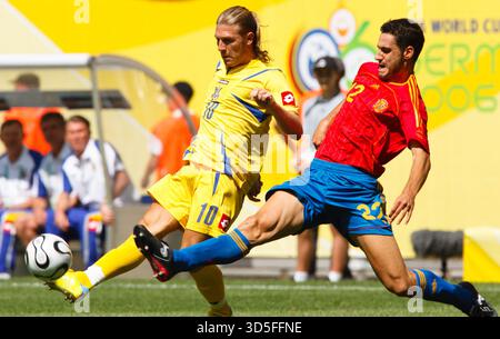 Andriy Voronin aus der Ukraine (10) tritt am 14. Juni 2006 im Zentralstadion in Leipzig den Ball vor Pablo Ibanez aus Spanien (22). Nur redaktionelle Verwendung. Kommerzielle Nutzung verboten. (Foto: Jonathan Paul Larsen / Diadem Images) Stockfoto