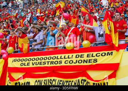 LEIPZIG – 14. JUNI: Die spanischen Fans sehen sich vor dem Spiel der FIFA Fussball-Weltmeisterschaft Gruppe H am 14. Juni 2006 im Zentralstadion in Leipzig an. Nur redaktionelle Verwendung. Kommerzielle Nutzung verboten. (Foto: Jonathan Paul Larsen / Diadem Images) Stockfoto