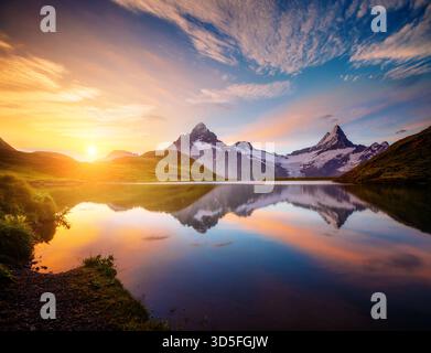 Herrliches Panorama auf den alpinen Bachalpsee bei Sonnenaufgang. Lage Schweizer alpen, berühmter Ferienort Grindelwald, Berner, Europa. Attraktive Tapeten. Stockfoto