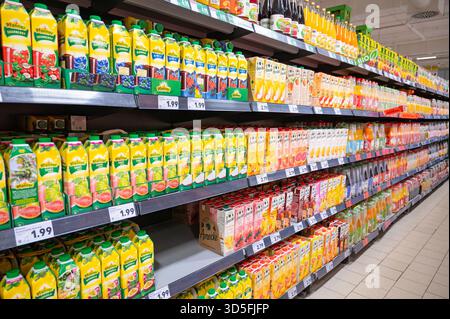 Fruchtsaftgetränk-Sortiment, Geschmacksvielfalt wie Beere, Orange und Pflaume, Verkaufsregale im Supermarkt Trier, 10. november 2025 Stockfoto