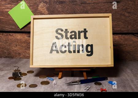 Symbol „jetzt handeln“ vs. „Später handeln“. Geschäftsmann Hand zeigt auf Cubes mit Worten Act Now vs Act Later. Schöner grauer Hintergrund. Geschäftskonzept. Kopierbereich Stockfoto