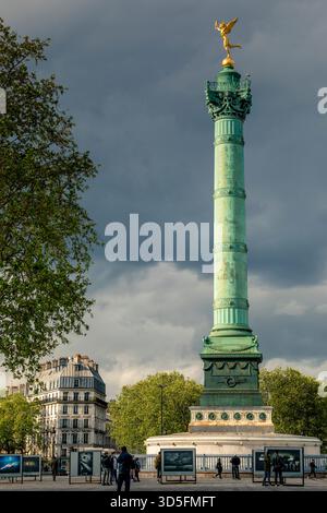 Paris, Frankreich - 4. Mai 2024: Die 1840. Juli-Säule auf dem Bastille-Platz ist ein Platz in Paris, auf dem das Bastille-Gefängnis bis zum Sturm auf die Basti stand Stockfoto