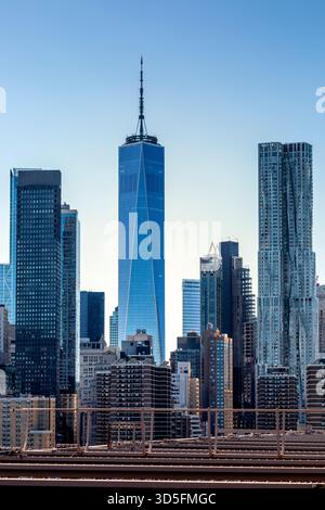 New York City, USA - 28. April 2025: Gebäude des World Trade Center Complex, einschließlich One World Trade Center von der Brooklyn Bridge in New York, USA Stockfoto