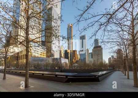 New York City, USA - 29. April 2025: Urbane Landschaft des Ground Zero in New York im Herbst. Der Park, der einst von den Twin Towers bewohnt wurde, verfügt heute über den Stockfoto