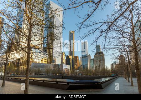 New York City, USA - 29. April 2025: Urbane Landschaft des Ground Zero in New York im Herbst. Der Park, der einst von den Twin Towers bewohnt wurde, verfügt heute über den Stockfoto