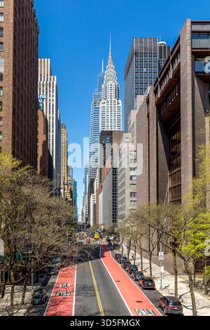 New York City, USA - 25. April 2025: Blick von einer Brücke auf der 42. Und 1. Straße an einem sonnigen Tag mit dem Chrysler-Gebäude auf der rechten Seite. Gelegen in Midtown Manha Stockfoto