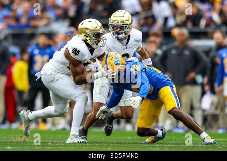 15. November 2025: Notre Dame Fighting Irish Running Back Jadarian Price (24) holt sich einen Hit von Pitt Panthers Defensive Back Shawn Lee Jr. (28) während des NCAA-Fußballspiels zwischen den Pitt Panthers und den Notre Dame Fighting Irish im Acrisure Stadium in Pittsburgh, Pennsylvania. Brent Gudenschwager/CSM (Bild: © Brent Gudenschwager/Cal Sport Media) Stockfoto