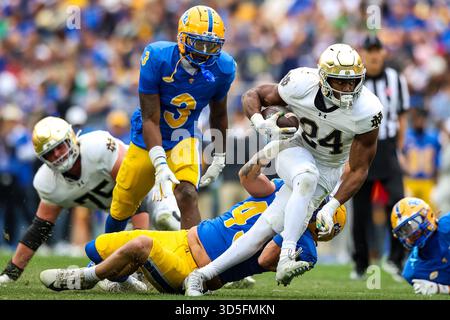 Pittsburgh, Pennsylvania, USA. November 2025. Notre Dame Fighting Irish Running Back Jadarian Price versucht, während des NCAA-Fußballspiels zwischen den Pitt Panthers und den Notre Dame Fighting Irish im Acrisure Stadium in Pittsburgh, Pennsylvania, einen Tackle zu brechen. Brent Gudenschwager/CSM (Credit Image: © Brent Gudenschwager/Cal Sport Media). Quelle: csm/Alamy Live News Stockfoto