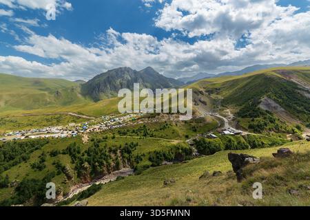 Berglandschaft in Kabardino-Balkaria, Russland, mit Blick auf den Dschily-Su-Trakt Stockfoto