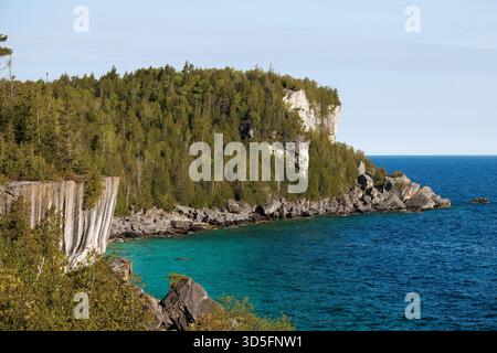 Tiefblaues und türkisfarbenes Wasser entlang der Rocky Georgian Bay Shore und Cliffs, Kanada Stockfoto