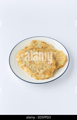 Gebratenes Fleisch Schnitzel auf Teller, Golden und knusprig, Studio-Aufnahme auf weiß Stockfoto