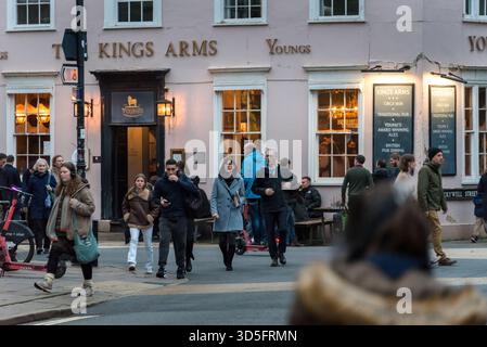 Außenansicht des Kings Arms Pub in Oxford, Großbritannien Stockfoto