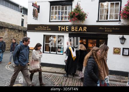 Ein Absolvent der Oxford University, der am Bear Inn Pub und Restaurant in Oxford, Großbritannien, vorbeiläuft Stockfoto