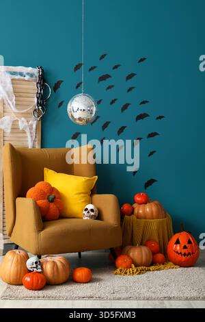 Stilvolles Wohnzimmer mit Diskokugel und Sessel, dekoriert für Halloween Party Stockfoto