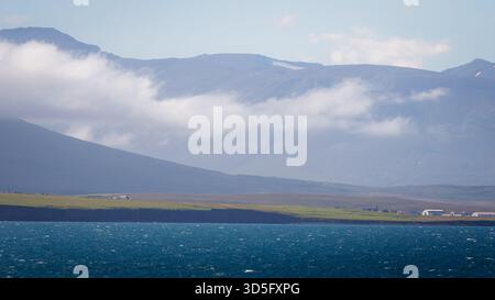 Akureyri, Island, 19. August 2025, Segeln von Akureyri nach Eyjafjörður, einem langen Fjord in Nordisland. Stockfoto