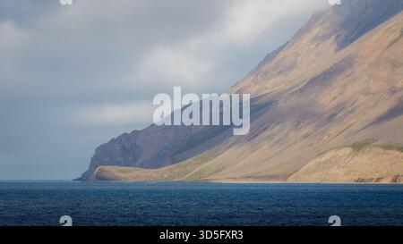 Akureyri, Island, 19. August 2025, Segeln von Akureyri nach Eyjafjörður, einem langen Fjord in Nordisland. Stockfoto