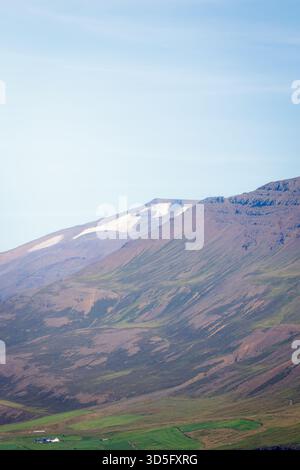 Akureyri, Island, 19. August 2025, Segeln von Akureyri nach Eyjafjörður, einem langen Fjord in Nordisland. Stockfoto