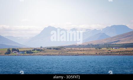Akureyri, Island, 19. August 2025, Segeln von Akureyri nach Eyjafjörður, einem langen Fjord in Nordisland. Stockfoto