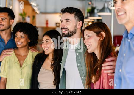 Verschiedene Geschäftsteams, die sich in modernen Büros gemeinsam präsentieren Stockfoto