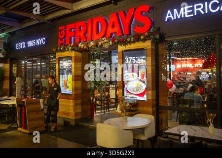Manila, Philippinen - 12. November 2025: TGI FRIDAYS Restaurant im BGC-Bereich in Manila, Philippinen. Stockfoto