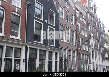 Gebäude entlang der Buiten Brouwers Straat in Amsterdam, Niederlande Stockfoto