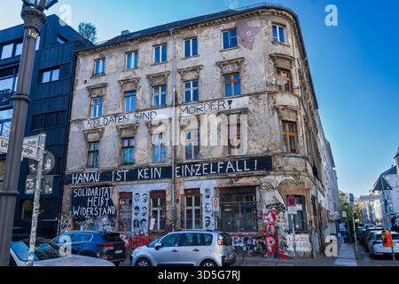 Linienstraße 206 – Historisches Gebäude mit großformatigem Graffiti, Berlin, Deutschland. Linie 206, besetztes Haus, besetztes Haus, besetztes Haus. Stockfoto