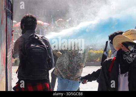 Mexiko-Stadt, Mexiko. November 2025. Während der selbsternannten „Gen Z“-Demonstration gegen die mexikanische Regierung nach der Ermordung des Bürgermeisters von Uruapan Carlos Manzola gibt es Aufstände, während Mexikos Präsidentin Claudia Sheinbaum in den letzten Tagen die Legitimität der Bewegung in Frage gestellt hat. Am 15. November 2025 in Mexiko-Stadt. (Foto: Carlos Santiago/ Credit: Eyepix Group/Alamy Live News Stockfoto