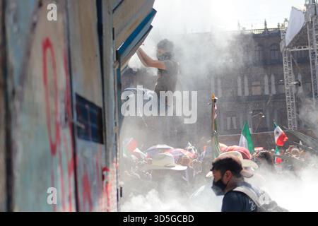 Mexiko-Stadt, Mexiko. November 2025. Während der selbsternannten „Gen Z“-Demonstration gegen die mexikanische Regierung nach der Ermordung des Bürgermeisters von Uruapan Carlos Manzola gibt es Aufstände, während Mexikos Präsidentin Claudia Sheinbaum in den letzten Tagen die Legitimität der Bewegung in Frage gestellt hat. Am 15. November 2025 in Mexiko-Stadt. (Foto: Carlos Santiago/ Credit: Eyepix Group/Alamy Live News Stockfoto