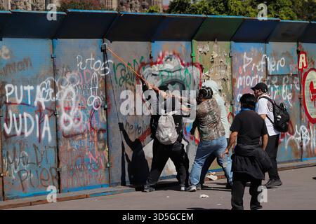 Mexiko-Stadt, Mexiko. November 2025. Während der selbsternannten „Gen Z“-Demonstration gegen die mexikanische Regierung nach der Ermordung des Bürgermeisters von Uruapan Carlos Manzola gibt es Aufstände, während Mexikos Präsidentin Claudia Sheinbaum in den letzten Tagen die Legitimität der Bewegung in Frage gestellt hat. Am 15. November 2025 in Mexiko-Stadt. (Foto: Carlos Santiago/ Credit: Eyepix Group/Alamy Live News Stockfoto