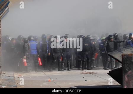 Mexiko-Stadt, Mexiko. November 2025. Während der selbsternannten „Gen Z“-Demonstration gegen die mexikanische Regierung nach der Ermordung des Bürgermeisters von Uruapan Carlos Manzola, während Mexikos Präsidentin Claudia Sheinbaum in den letzten Tagen die Legitimität der Bewegung in Frage gestellt hat. Am 15. November 2025 in Mexiko-Stadt. (Foto: Carlos Santiago/ Credit: Eyepix Group/Alamy Live News Stockfoto