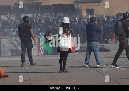 Mexiko-Stadt, Mexiko. November 2025. Während der selbsternannten „Gen Z“-Demonstration gegen die mexikanische Regierung nach der Ermordung des Bürgermeisters von Uruapan Carlos Manzola gibt es Aufstände, während Mexikos Präsidentin Claudia Sheinbaum in den letzten Tagen die Legitimität der Bewegung in Frage gestellt hat. Am 15. November 2025 in Mexiko-Stadt. (Foto: Carlos Santiago/ Credit: Eyepix Group/Alamy Live News Stockfoto