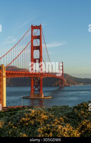 Die Golden Gate Bridge überspannt den Eingang zur San Francisco Bay unter einem klaren blauen Himmel während der goldenen Stunde. Stockfoto