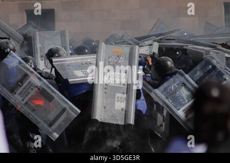 Mexiko-Stadt, Mexiko. November 2025. Während der selbsternannten „Gen Z“-Demonstration gegen die mexikanische Regierung nach der Ermordung des Bürgermeisters von Uruapan Carlos Manzola, während Mexikos Präsidentin Claudia Sheinbaum in den letzten Tagen die Legitimität der Bewegung in Frage gestellt hat. Am 15. November 2025 in Mexiko-Stadt. (Foto: Carlos Santiago/Eyepix Group/SIPA USA) Credit: SIPA USA/Alamy Live News Stockfoto