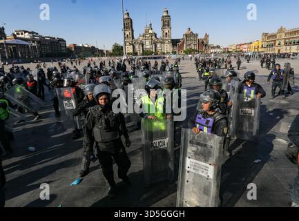 Mexiko-Stadt, Mexiko. November 2025. Polizei während der Demonstration „Gen Z“ auf dem Hauptplatz Zocalo gegen die mexikanische Regierung nach der Ermordung des Bürgermeisters von Uruapan Carlos Manzola, während Mexikos Präsidentin Claudia Sheinbaum in den letzten Tagen die Legitimität der Bewegung in Frage gestellt hat. Am 15. November 2025 in Mexiko-Stadt. (Foto: Ian Robles/Eyepix Group/SIPA USA) Credit: SIPA USA/Alamy Live News Stockfoto