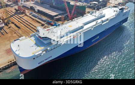 Das LNG-Transportschiff NOCC PACIFIC wurde am 14. November 2025 auf der CIMC Raffles Shandong Longkou Construction Base in Yantai, Provinz Shandong, China, fertiggestellt. Stockfoto