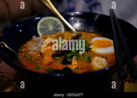 Thailändische, scharfe tom Yum-Nudel mit hart gekochtem Ei Stockfoto