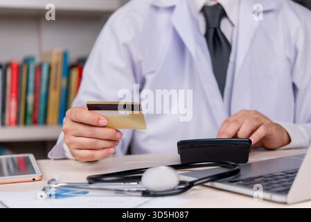 Gesundheits- und Finanzkonzept. Arzt erhält Zahlung mit Kreditkarte im Krankenhaus. Medizinische Rechnung, Krankenversicherung und Hosp Stockfoto