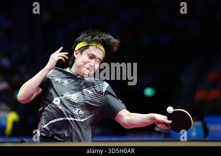 Macau, China. November 2025. Wang Chuqin tritt während des Mannes-Singles-Bronzemedaillenspiels im Tischtennis zwischen Wang Chuqin aus Peking und Yuan Licen aus Liaoning bei den 15. Nationalspielen in Macao, Südchina, am 16. November 2025 an. Quelle: Liang Xu/Xinhua/Alamy Live News Stockfoto