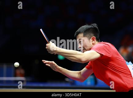 Macau, China. November 2025. Yuan Licen tritt während des Mannes-Singles-Bronzemedaillenspiels im Tischtennis zwischen Wang Chuqin aus Peking und Yuan Licen aus Liaoning bei den 15. Nationalspielen in Macao, Südchina, am 16. November 2025 an. Quelle: Liang Xu/Xinhua/Alamy Live News Stockfoto